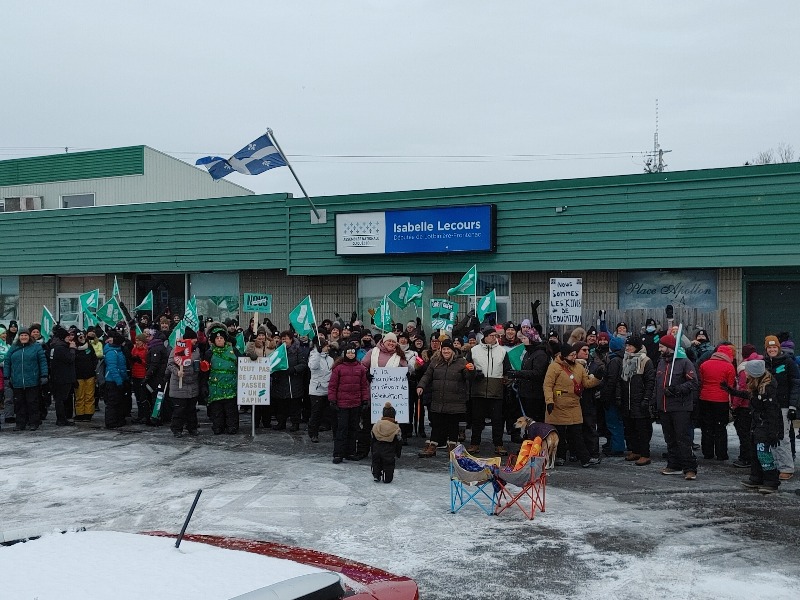 Plus de 200 manifestants devant les bureaux d’Isabelle Lecours